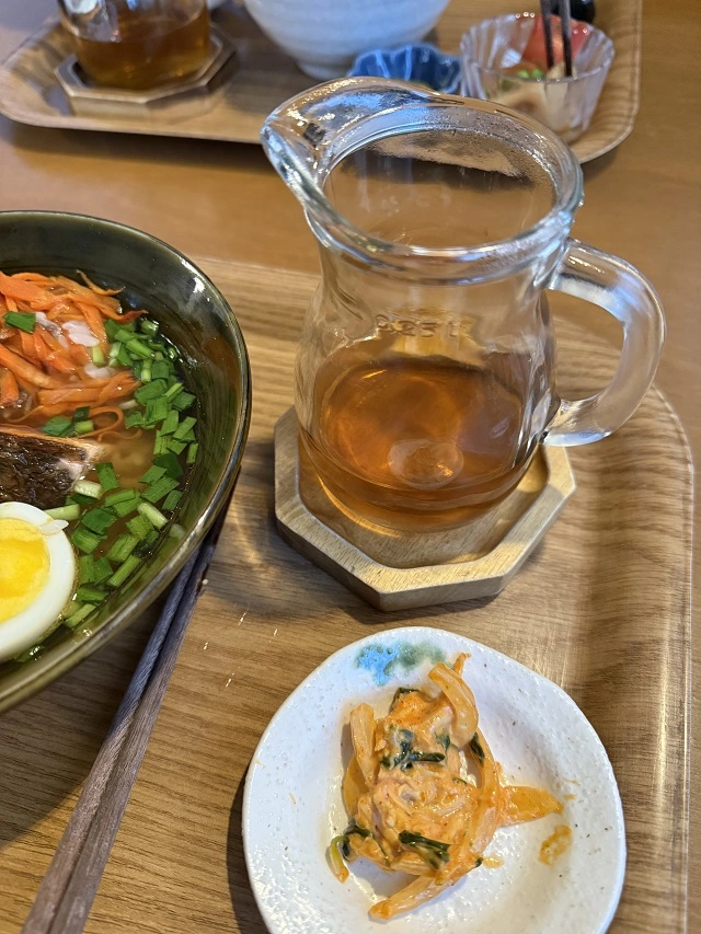 녹차와 녹차에 적셔진 오차즈케
