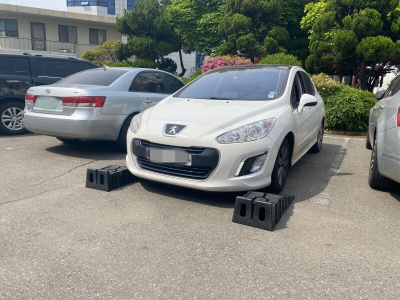 흰색 푸조 308 - 엔진오일 교체 차량