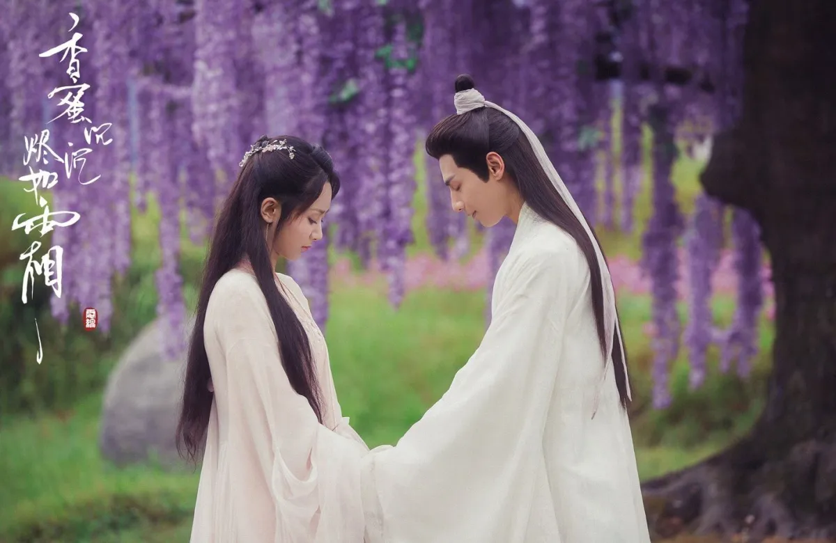 보라꽃-배경에-흰-옷을입고-손을잡고있는-양쯔-라운희