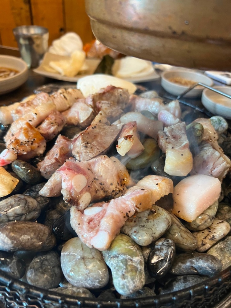 투데이 맛있는 메뉴 자갈 돌판 위에 구워 먹는 생 가브리살 오겹살 목살 삼겹살 구이 맛있는 고깃집 추천 부산 덕천동 맛집