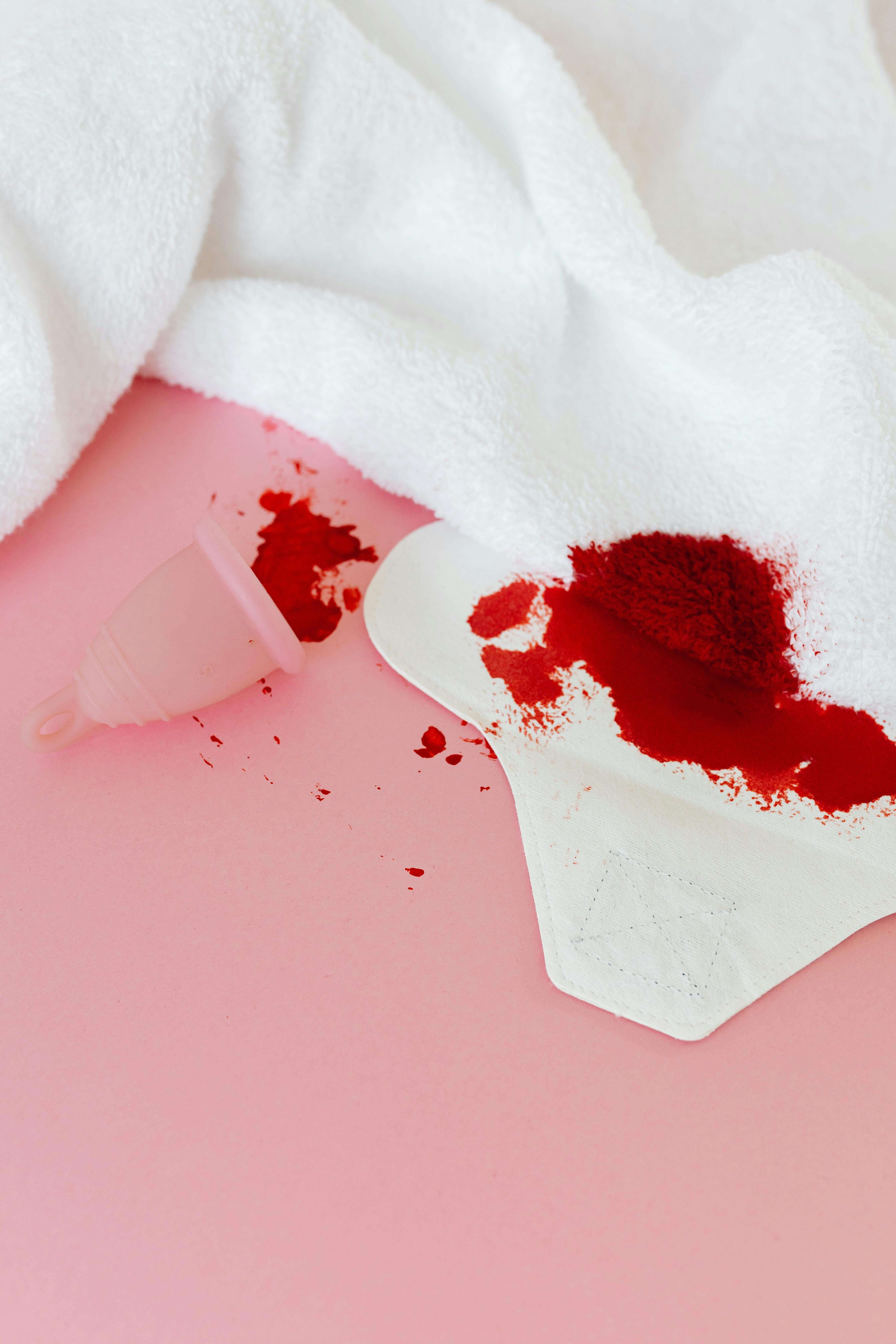 생리양이 갑자기 많아졌다면? 자궁이 보내는 경고 신호일 수 있어요!