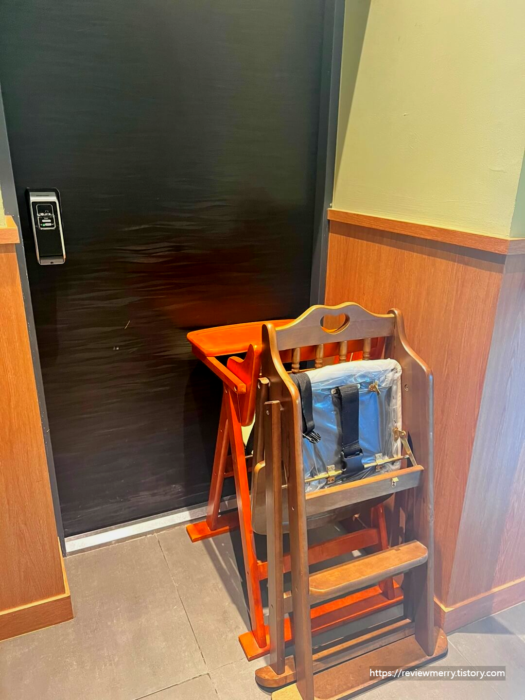 아기 의자 사진