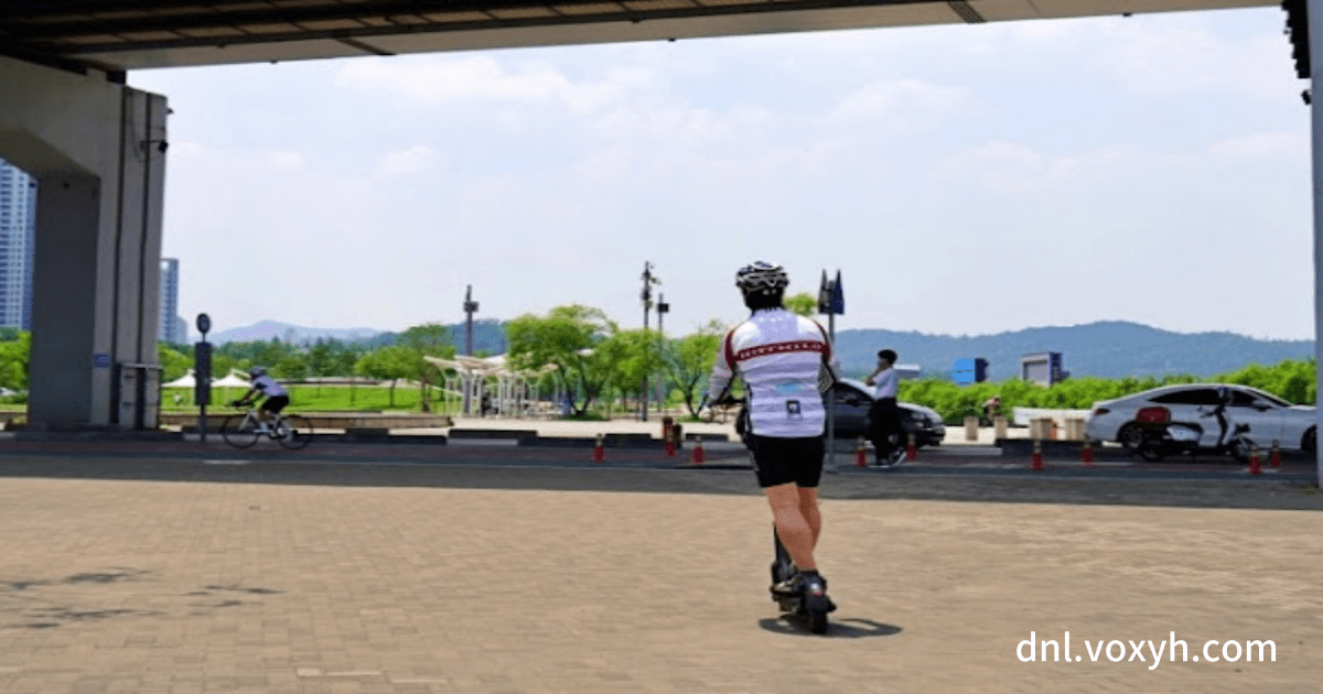 반포한강공원에서 킥보드 타는 모습