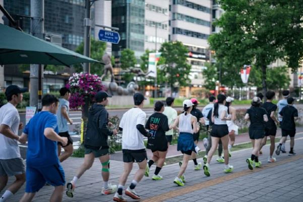 서울 도심에서 러닝 크루가 함께 달리고 있다. 출처: 롯데백화점