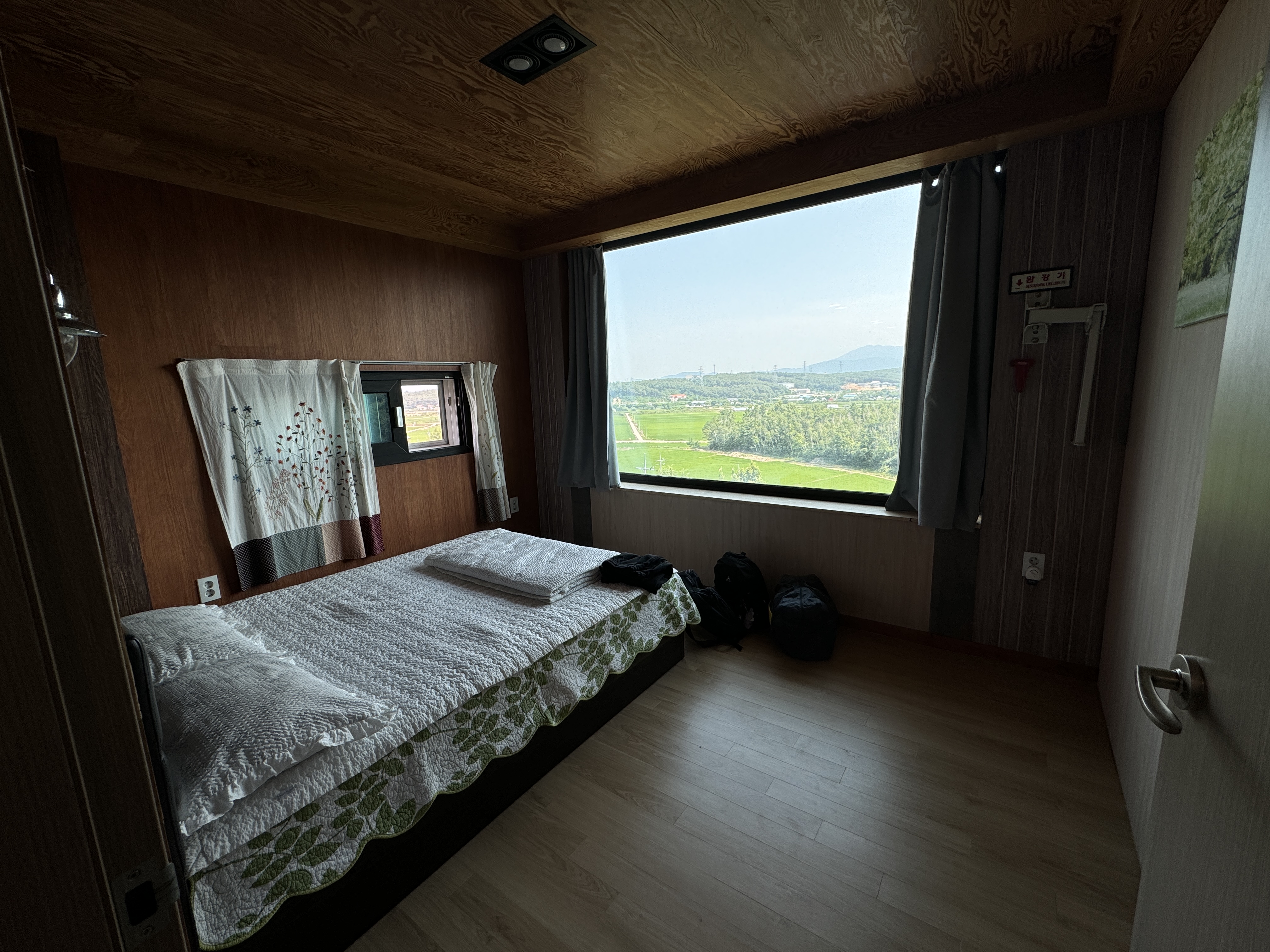 고성-티티펜션-2층-개별방-바깥쪽