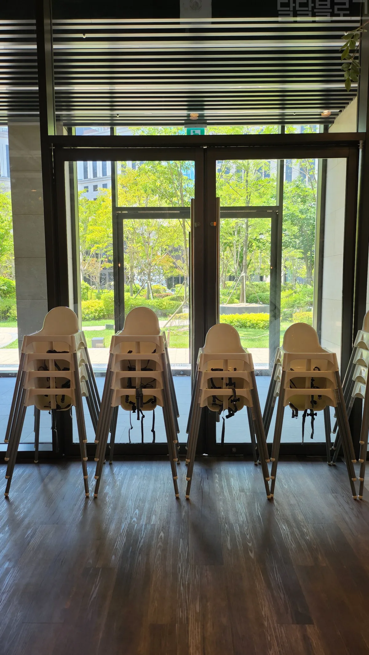 파라다이스시티-플라자-푸드코트-아기의자