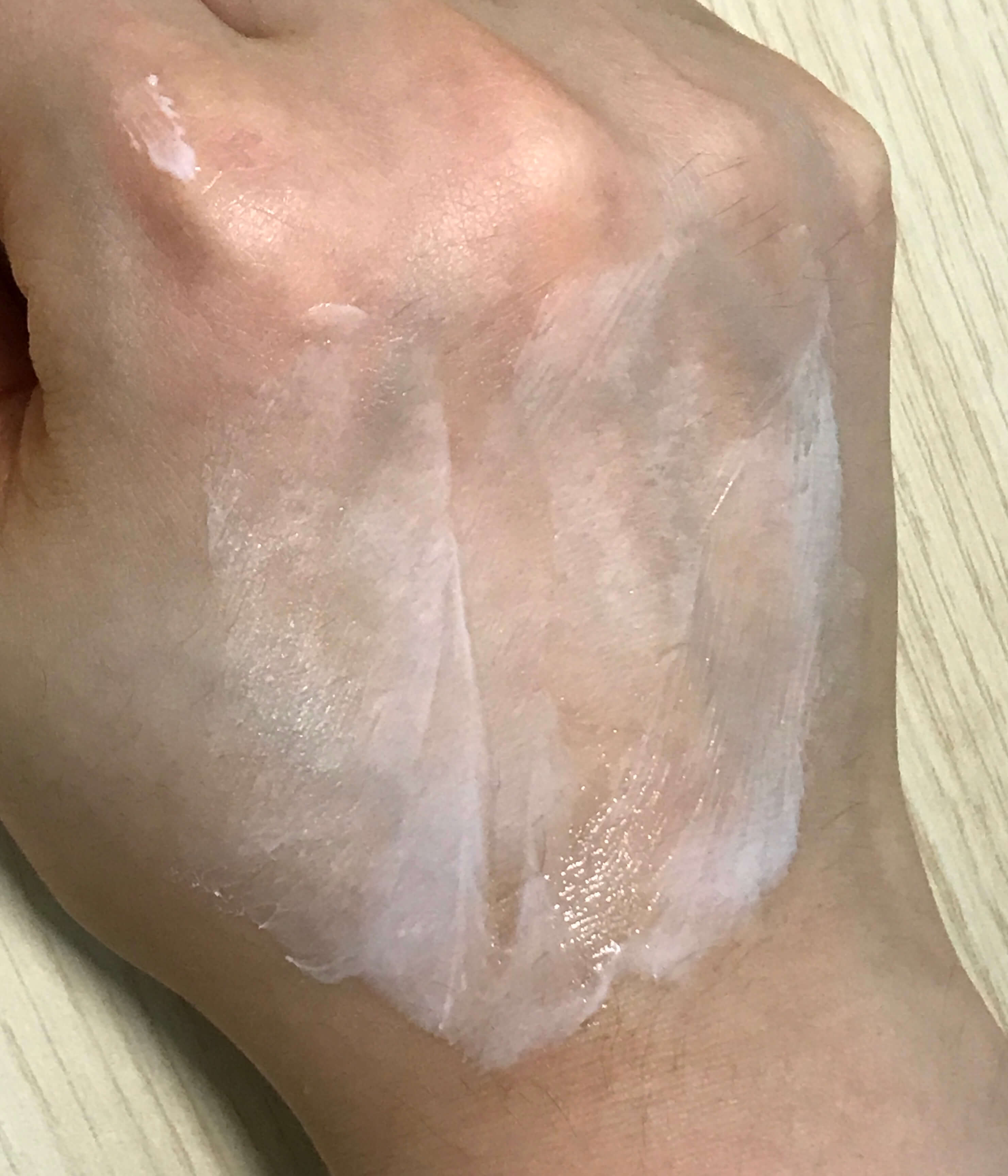 얇게 펴 발랐을 때의 모습