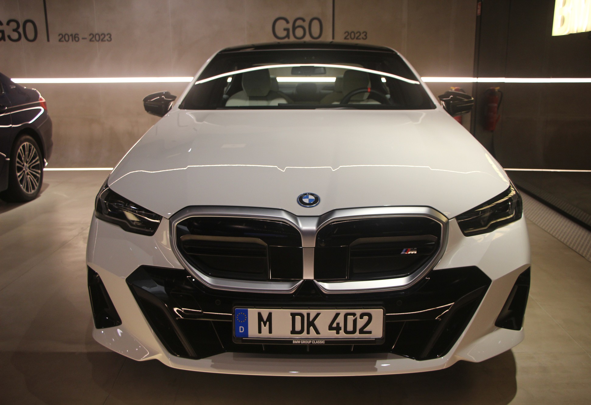 흰색 BMW i5 G60 정면, BMW 박물관 전시차