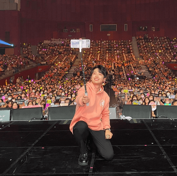 콘서트 중 팬들과 셀카 찍는 이찬원