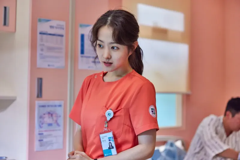 정신병동에 오렌지색 간호사 복장과 머리를 뒤로 묶은 드라마 정신병동에도 아침이 와요의 정다은 캐릭터