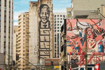 그림으로 낙서된 건물 외벽