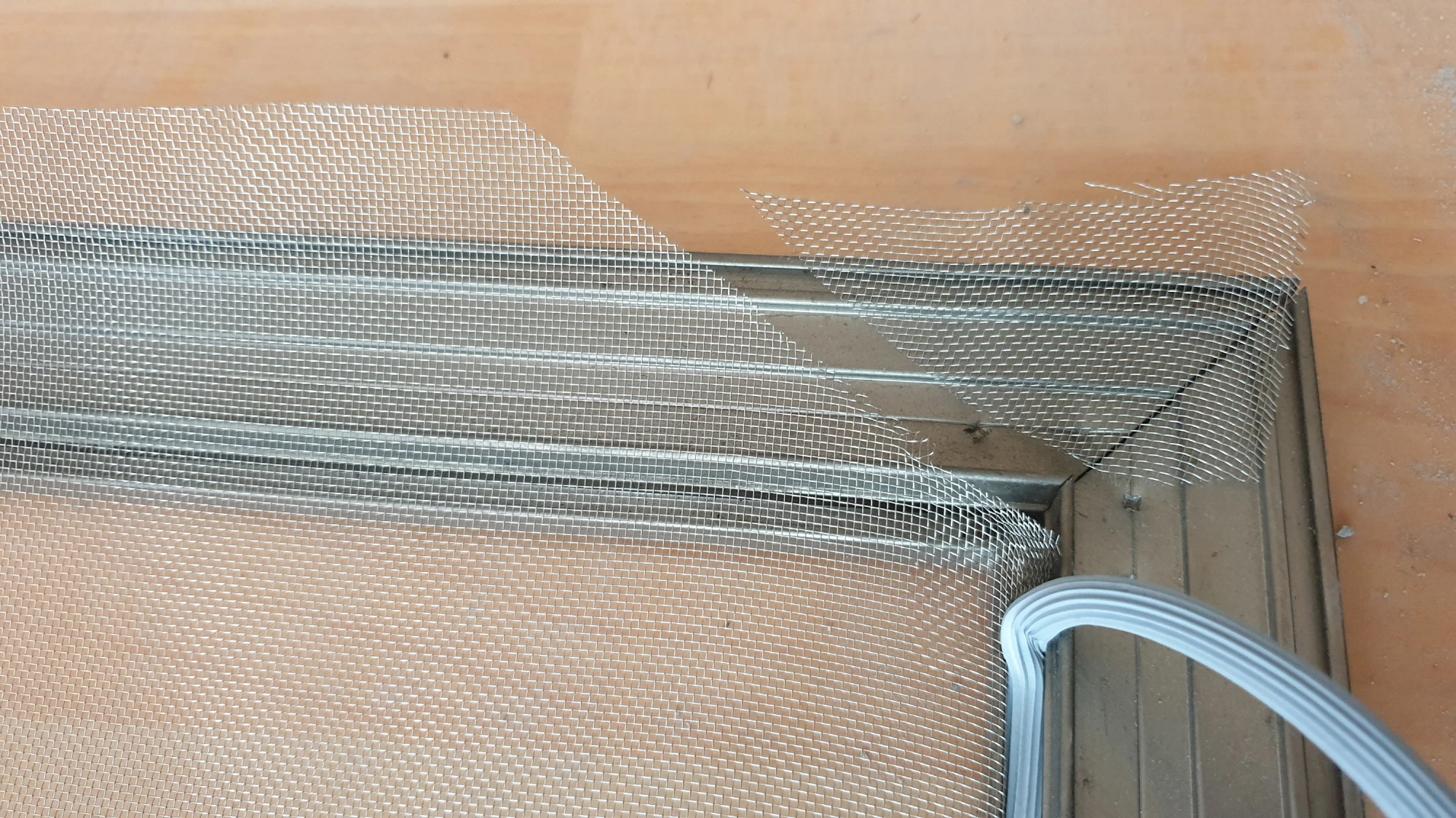 방충망 모서리 끼우는 모습