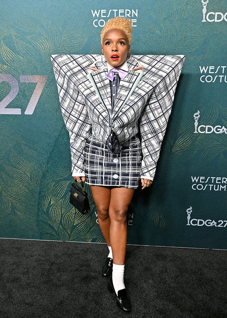 제넬 모네의 스타일을 보여주는 레드카펫의 모습