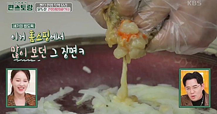 간장게장-살을-버터에-볶은-양파에-넣어주고-있다