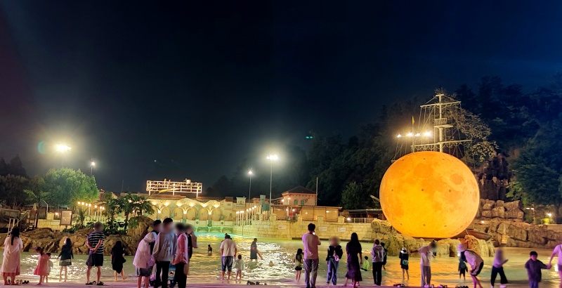 에메랄드빛 조명이 비치는 파도와 붉은달과 해적선