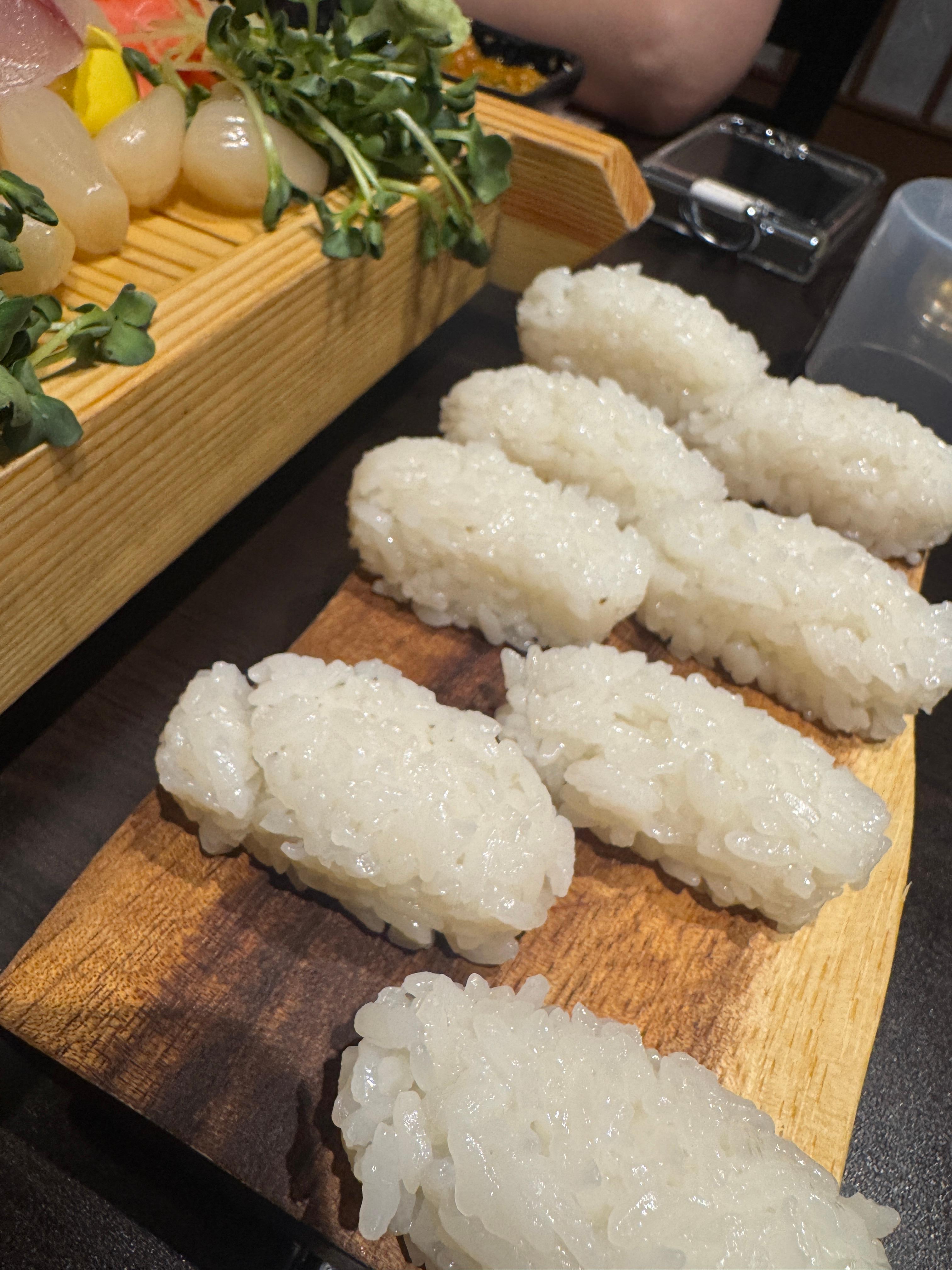 물고기 자리 논현점 숙성회 코스에서 제공되는 초대리밥. 나무 도마 위에 초밥용 밥이 가지런히 놓여 있다.