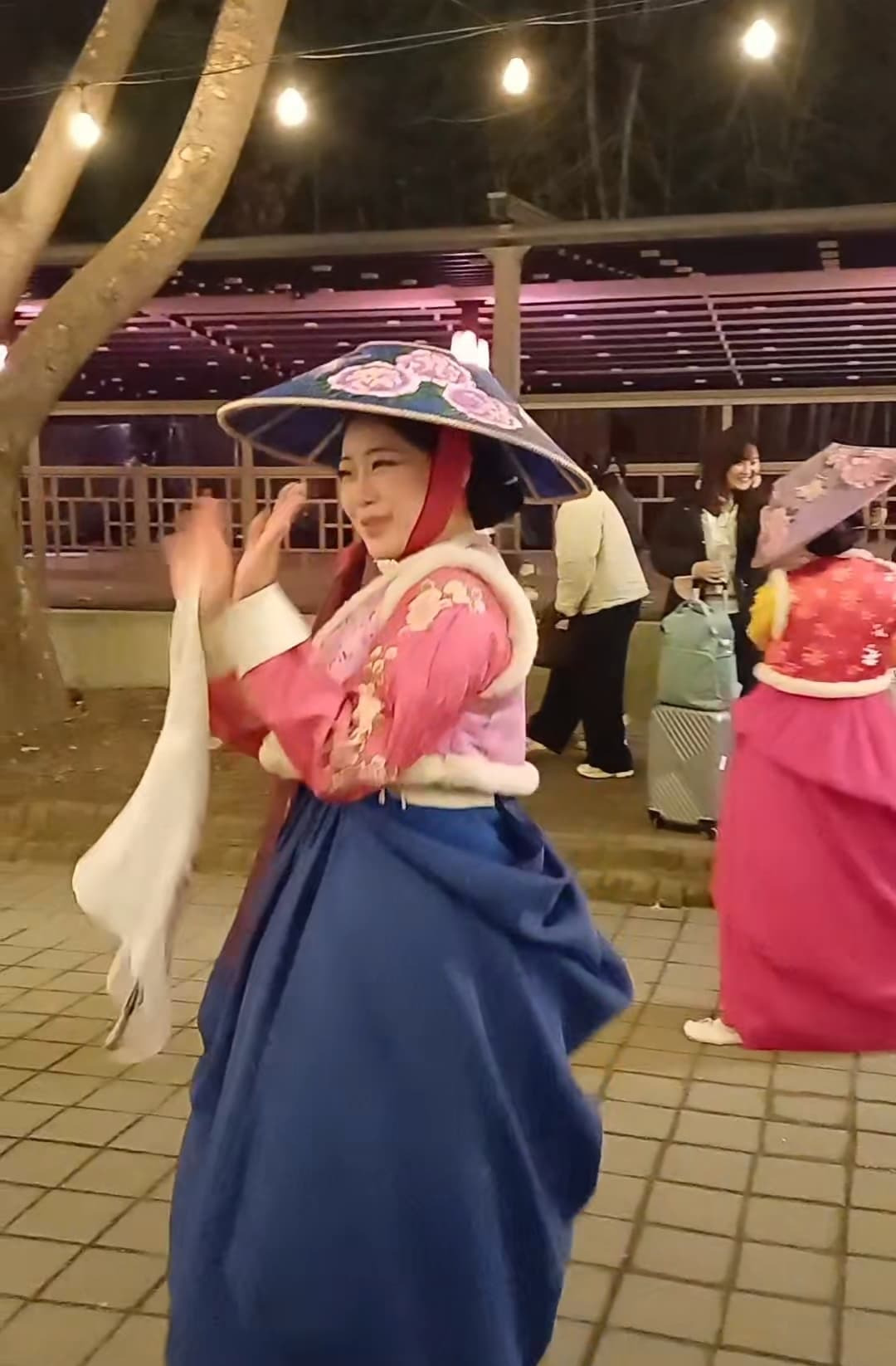 소리 한마당 — 노래와 춤이 뒤섞인 야간 퍼레이드