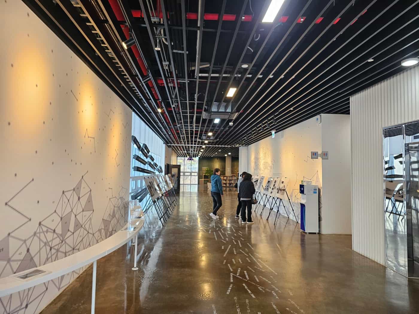 K-water 충주댐 물문화관 2층 내부 통로