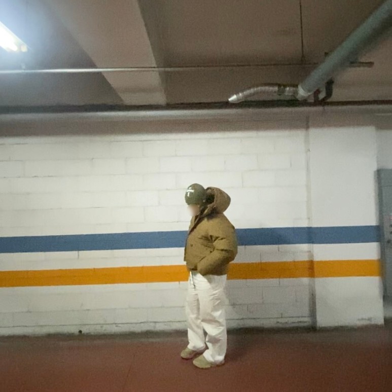 데일리룩(오뭘입) 슈프림x뉴에라 비니, 유니폼브릿지 파카점퍼패딩, 무신사스탠다드 크림 와이드데님팬츠, 아디다스 오즈위고, 남자데일리룩, 남자데일리코디, 남자데일리패션, ootd