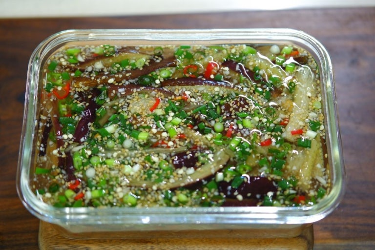 "가지냉국: 부드럽고 고소한 여름 별미"에 대한 이미지입니다.