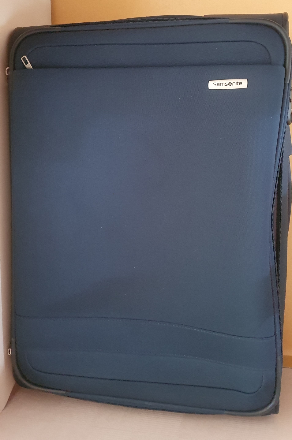 바퀴 4개를 전부 제거한 샘소나이트 캐리어