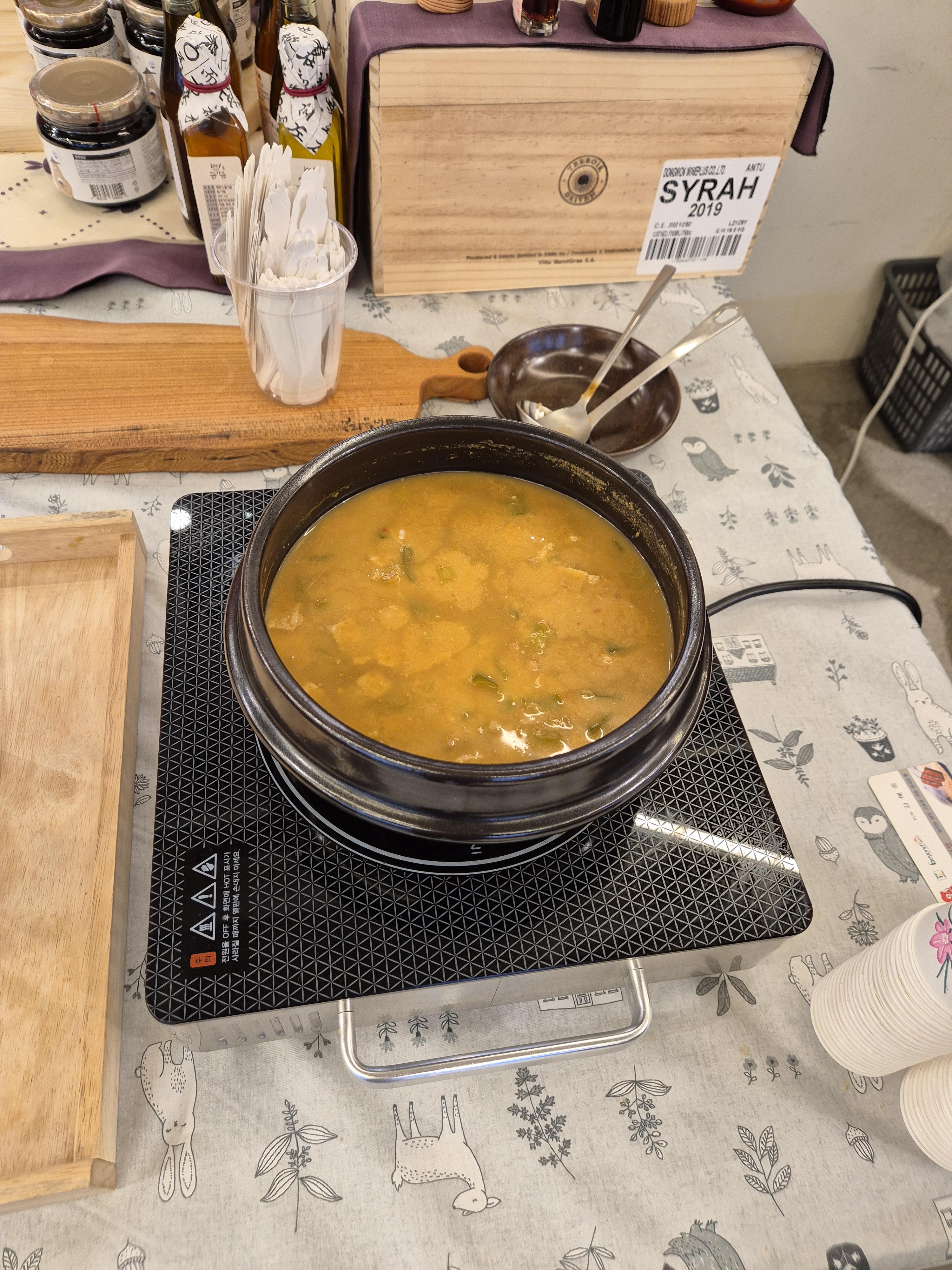 관저동 파머스에서 판매하는 공주 알밤 청국장 시식을 한다