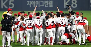 KIA 타이거즈 선수들이 2024 한국시리즈 우승을 기념하며 기뻐하는 모습