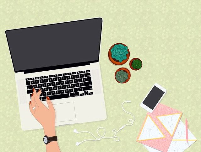 노트북이 있고 주변엔 작은 화분 3개, 핸드폰, 편지지가 있다.