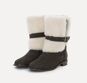 겨울 여행 시 필수 아이템 털 부츠