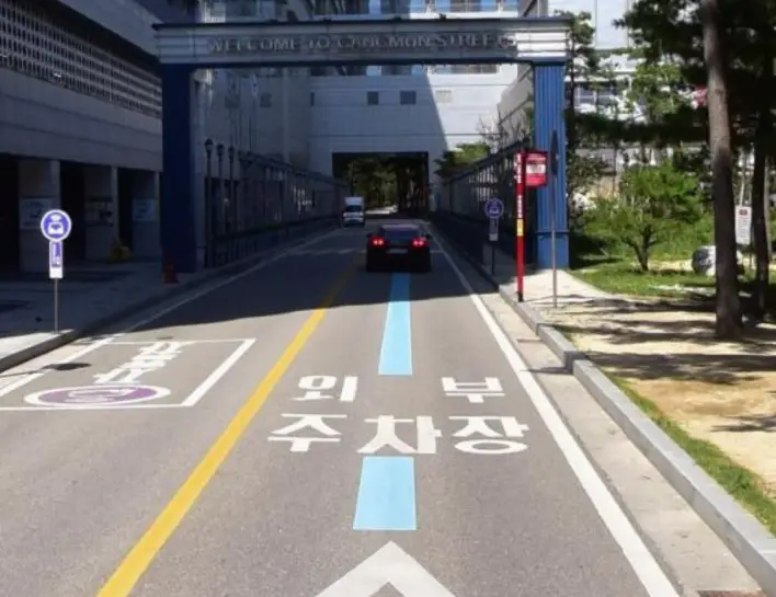 세인트존스-강릉-외부-주차장-파란선