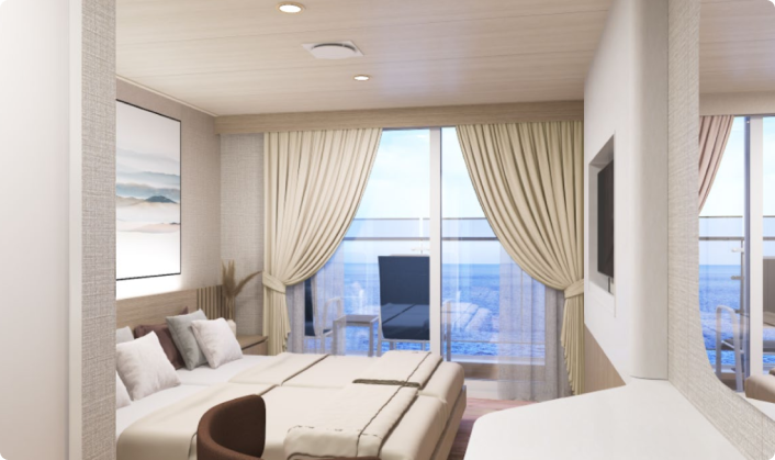 “팬스타미라클호의 발코니 스위트룸 내부 모습. 침대 옆에는 바다 전망이 보이는 전용 발코니가 있고, 베이지톤의 커튼과 밝은 조명이 어우러져 아늑하고 고급스러운 분위기를 자아낸다. 벽면에는 평면 TV와 심플한 인테리어가 배치되어 있다.”