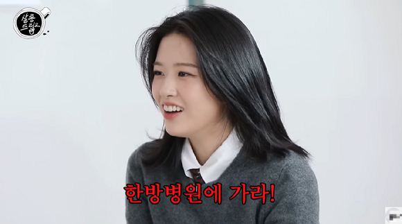 걸그룹 아이브(IVE) 멤버 안유진이 최근 유튜브 채널 'TEO'의 '살롱드립2' 영상에서 자신의 운전면허 취득, 자동차보험 가입과 관련된 이야기를 하고 있다. [사진=유튜브 'TEO']