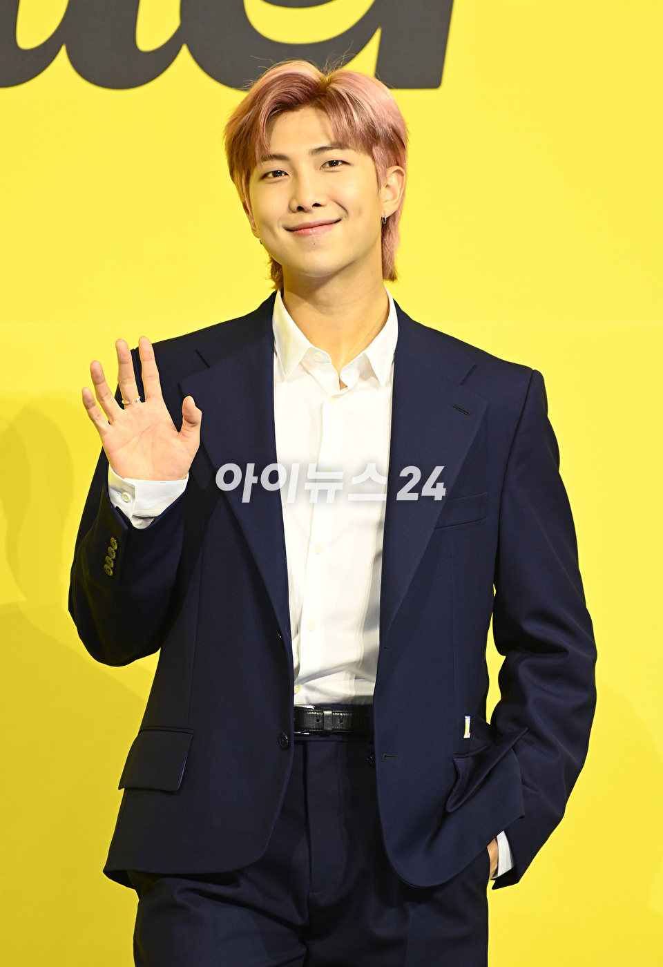 방탄소년단(BTS) 새 디지털 싱글 'Butter' 발매 기념 글로벌 기자간담회가 21일 오후 서울 송파구 방이동 올림픽공원 올림픽홀에서 열렸다. 방탄소년단 RM이 포토타임을 갖고 있다.