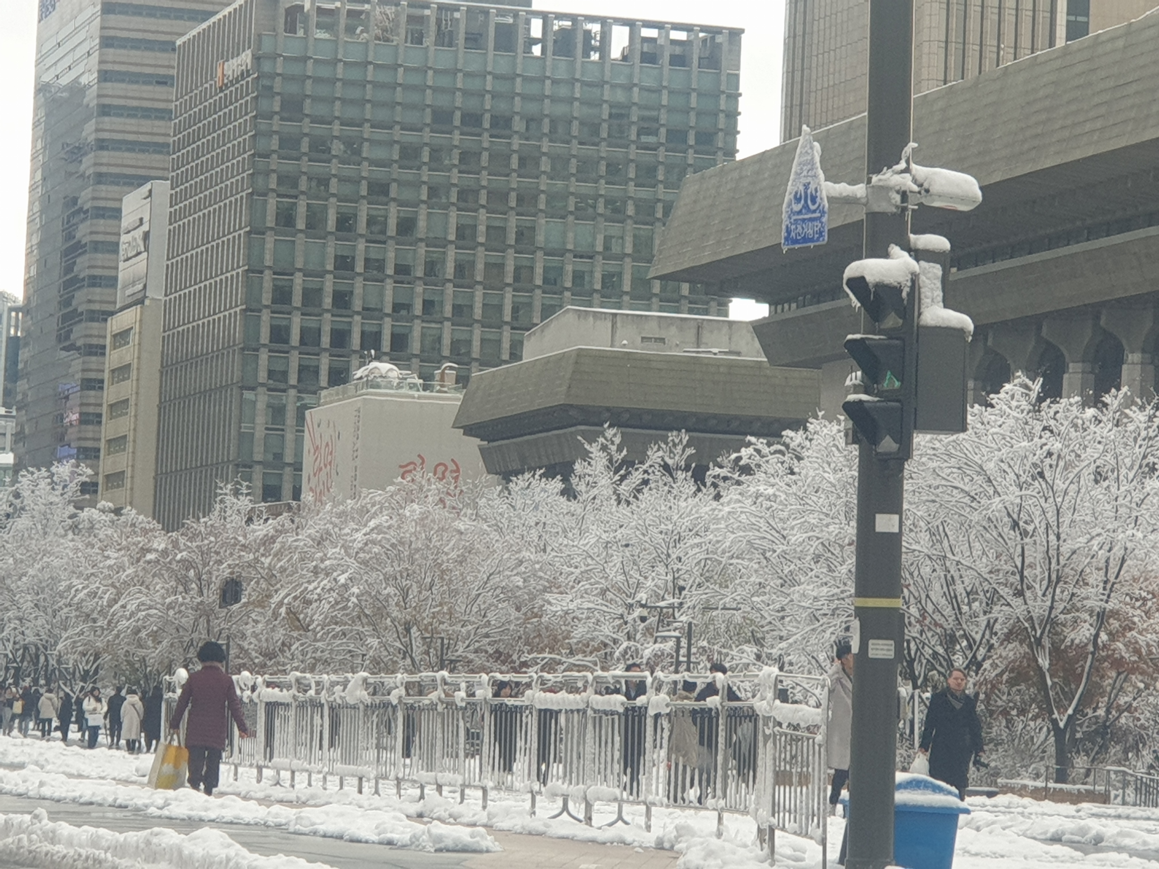 눈덮힌 광화문 세종문화회관 전경