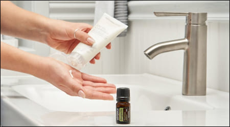 세정제로 깨끗하게 닦는 손