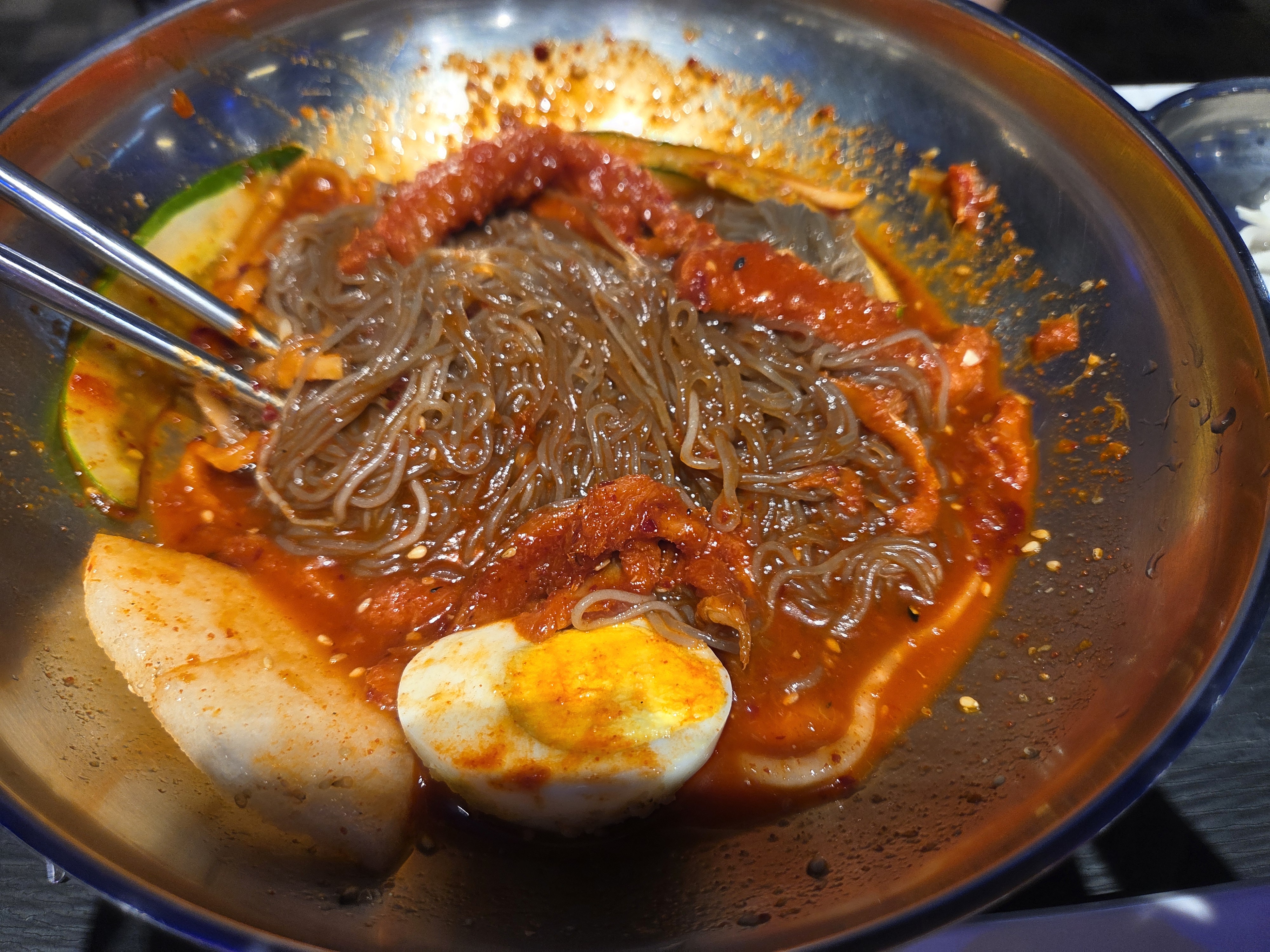 비빔 냉면 코다리 고명이 올라감
