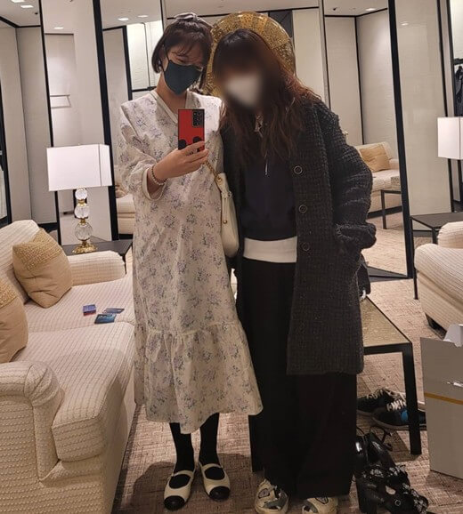 핸드폰을들고있는여성과-같이붙어있는모습