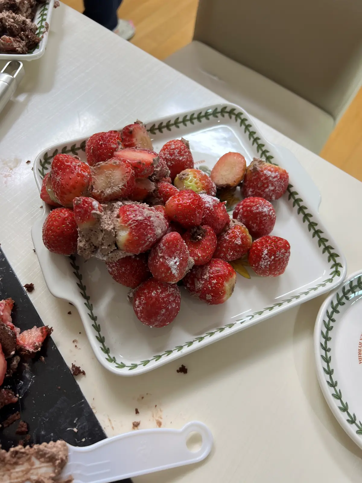 대전-빵지순례-성심당-부띠끄-딸기시루-막내-케익-푸짐한-딸기-토핑