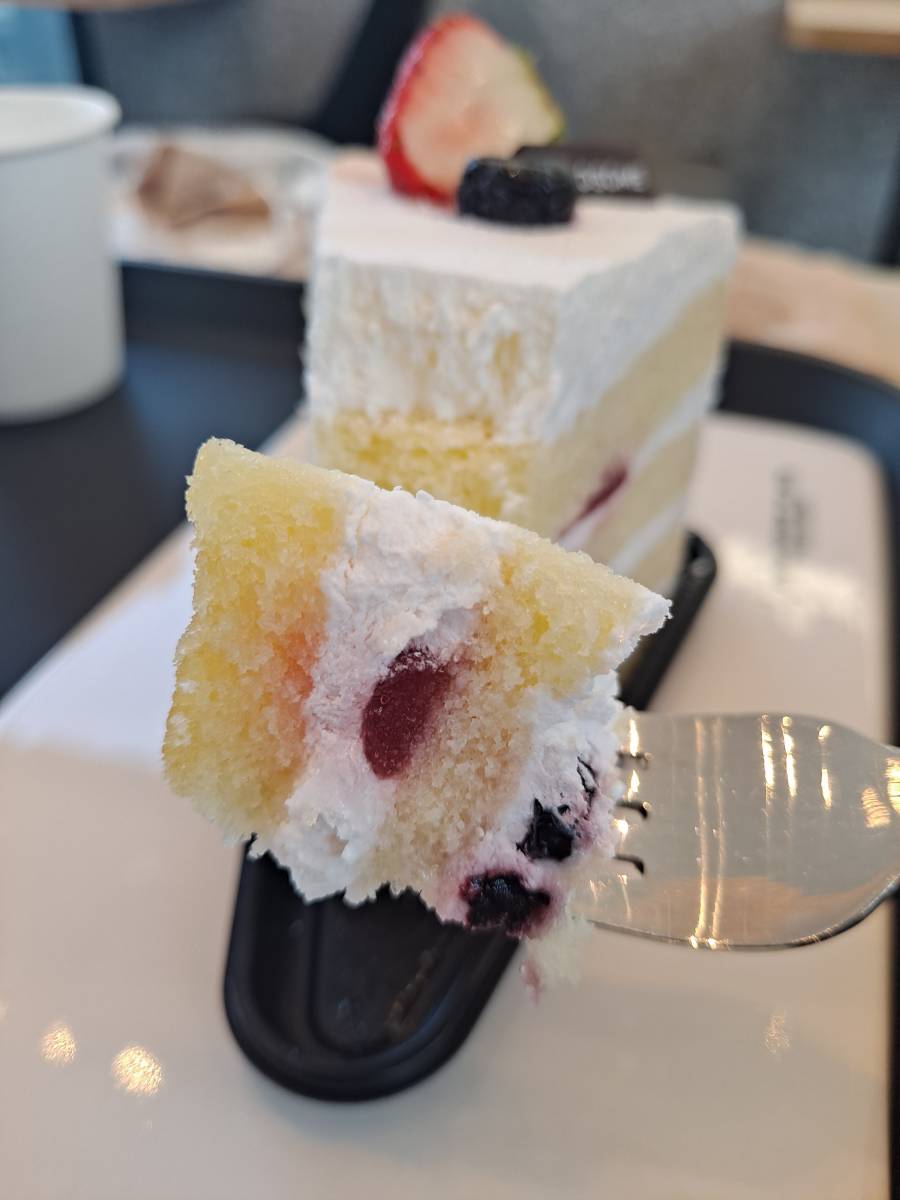 그릭요거트 딸기 케이크 한입