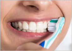 양치질을 하는 사람들 이미지