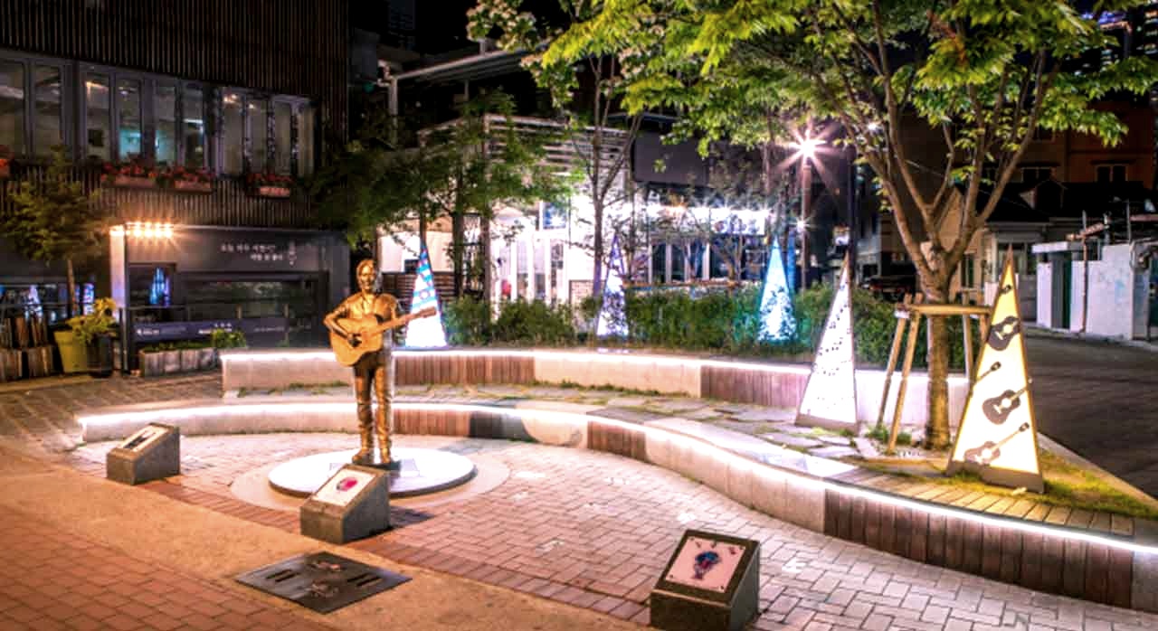 김광석 동상과 포토존이 있는 김광석 다시그리기길 명소 풍경. [ⓒ대한민국 구석구석]