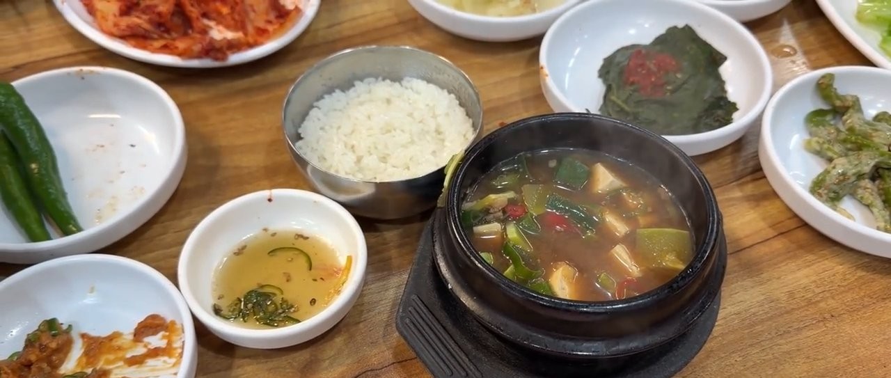 된장찌개 2,000원, 밥 1,000원입니다.
