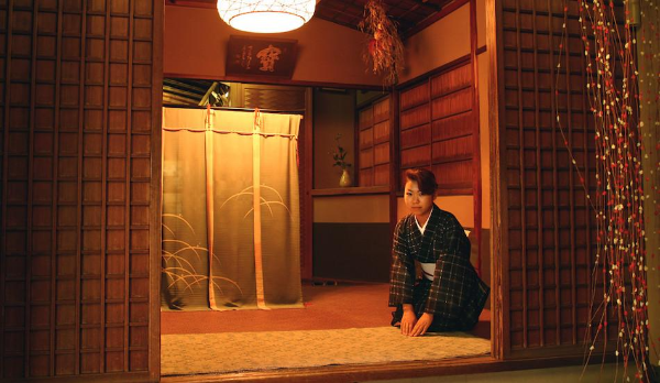 료칸 (Ryokan) 서비스의 핵심은 고객을 극진히 대접하는 '오모테나시 (Omotenashi)' 정신과, 이를 전담하는 객실 담당 하녀 나카이 (仲居, Nakai) 입니다.