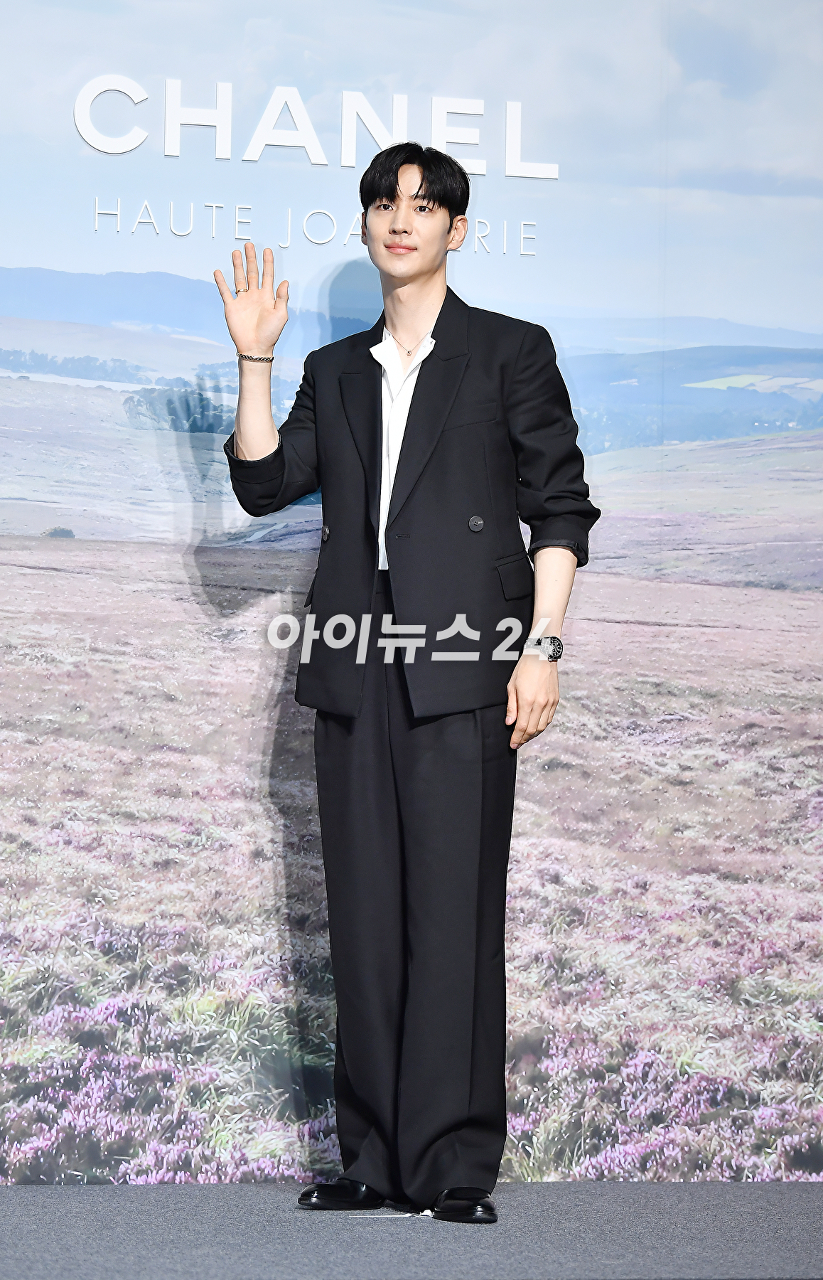 배우 이제훈이 27일 오후 서울 광진구 파이팩토리 스튜디오에서 열린 트위드 샤넬 주얼리 행사에서 포토타임을 갖고 있다. [사진=곽영래 기자]