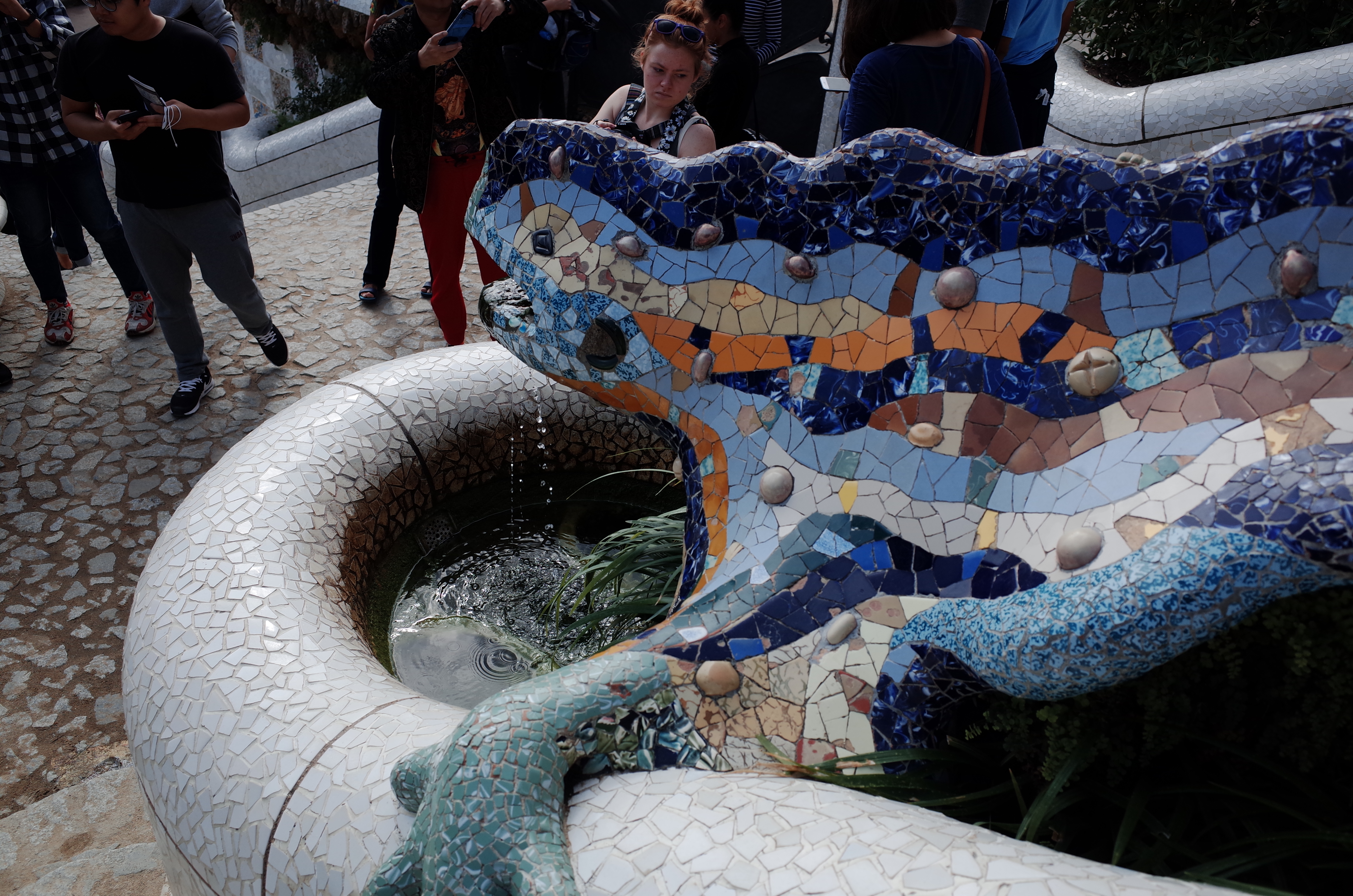 구엘 공원의 상징인 알록달록한 모자이크 도마뱀 분수