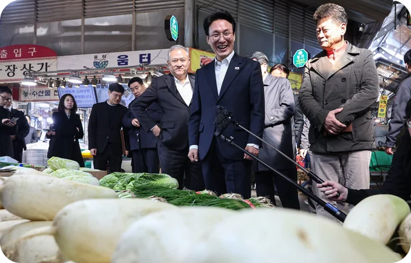 김민석 국무총리가 3일 오전 서울 동대문구 경동시장을 찾아 상인과 이야기하고 있다. [사진=뉴스1]