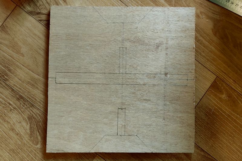 합판위에 위 도면을 토대로 연필로 그려놓은 모습