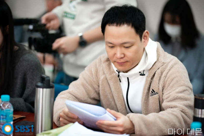 베이색 상의를 입고 짧은 머리를 하고 있는 드라마 마이 데몬의 박복규