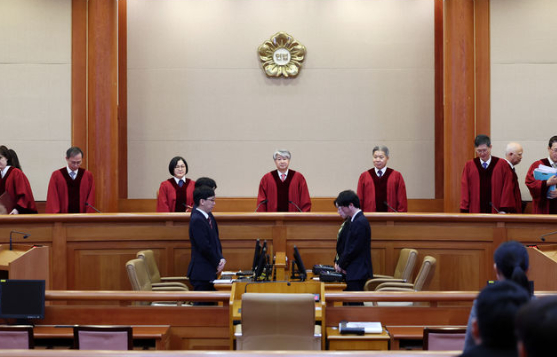 이종석 헌법재판소장을 비롯한 헌법재판관들이 28일 오후 서울 종로구 헌법재판소 대심판정에서 열린 임신 32주 내 태아 성별고지 금지 규정에 대한 위헌법률심판 선고에 입장하고 있다. [사진=뉴시스]