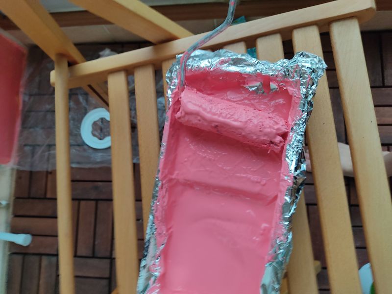 트레이에서 롤러를 여러번 굴리는 사빈